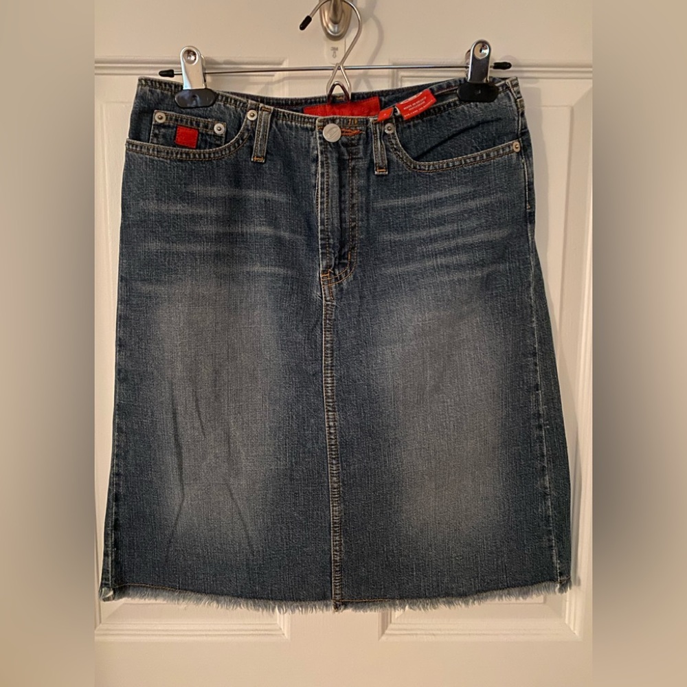 Bongo - blue jean skirt with frayed hem 

*vintage early 2000’s*